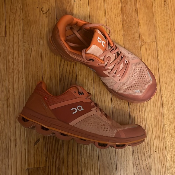 ON Running Cloudace shoes - Picture 2 of 6